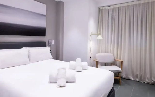Ampersand - Bright 2-bedroom Apartment