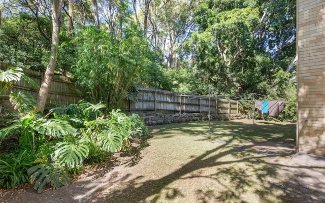 Unit With Balcony, Backyard and Parking Near Shops