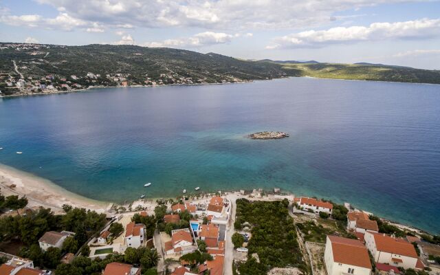 Holiday house Goldie - 30 m from beach: Sevid, Riviera Trogir