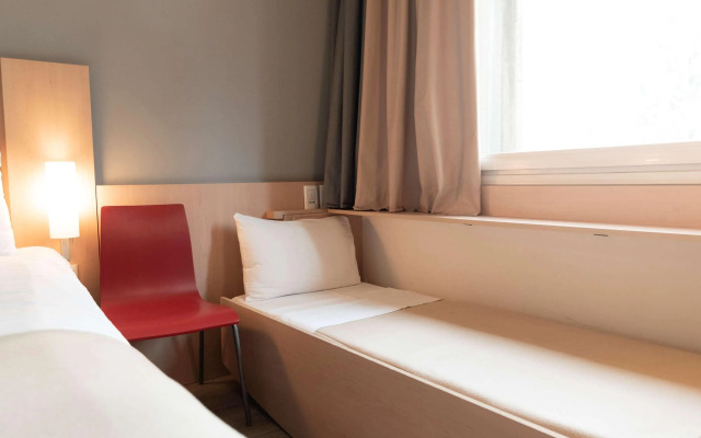 Ibis Pilar