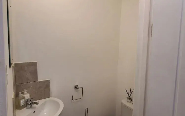 2 Bed House - Sleeps 5 - Parking - Wifi