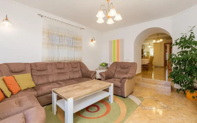 Stunning Home in Garica With Wifi and 4 Bedrooms