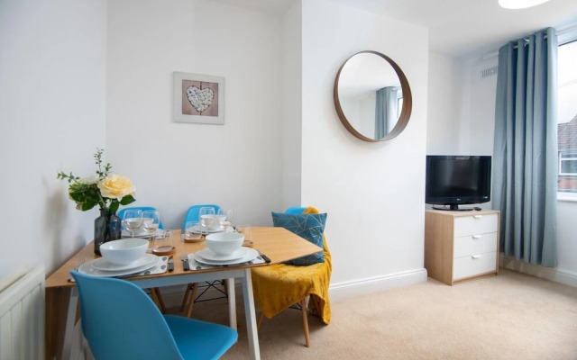 Quiet Residential Apt N/gloucester Road Sleeps 4