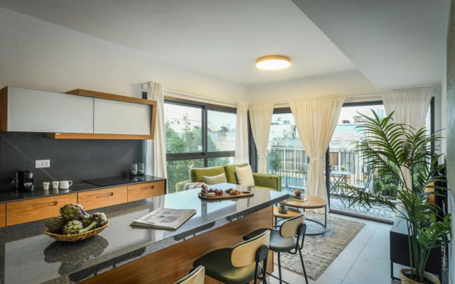 Stylish 2BR Apartment with Balcony and Urban View