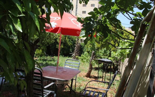 Hommus Hostel (New)
