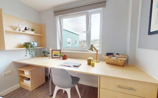 Private Ensuite in Stylish Apartment