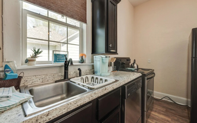 Springfield Home < 1/2 Mi to Commercial Street!