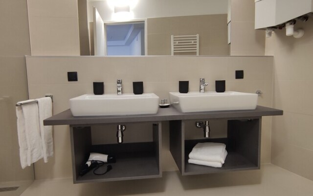 URBAN ISLAND - Riverside Apartments