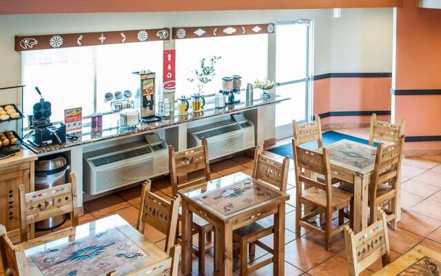 Econo Lodge Inn & Suites