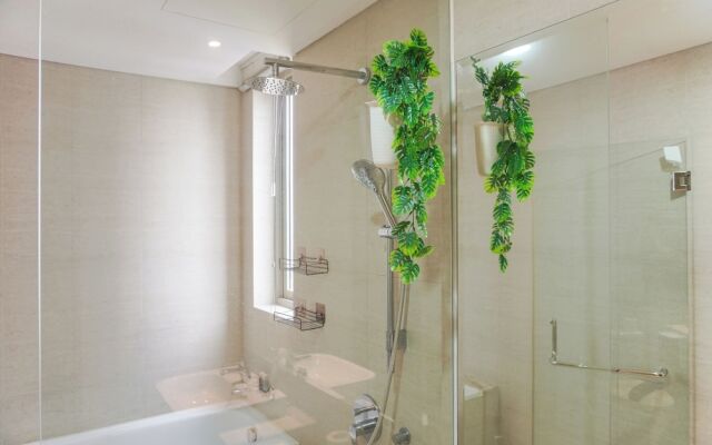 Serene And Best Location 2Br Gold Coast Apartment