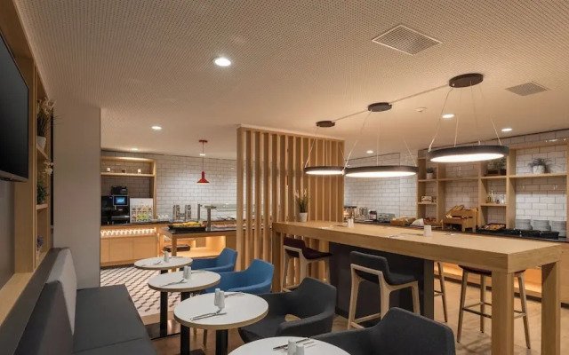 Holiday Inn Express Hamburg South A7 AS42 by IHG