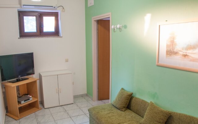 Apartment ErikaS - 100m from sea: A2 Novalja, Island Pag