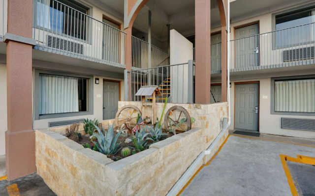 Super 8 by Wyndham San Antonio Downtown/Alamo
