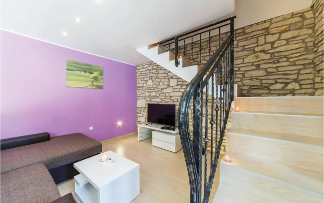 Two-Bedroom Holiday home with a Fireplace in Barban