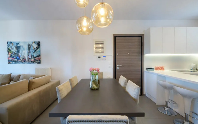Flat with stunning views & prv parking