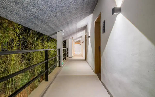 No Flowers Boutique Hostel