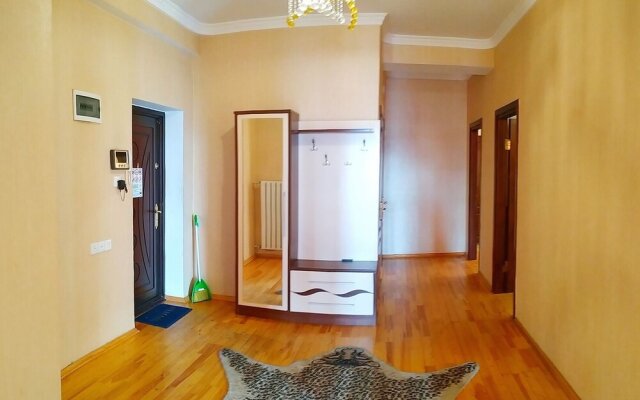 Туристические апартаменты в Баку, E022