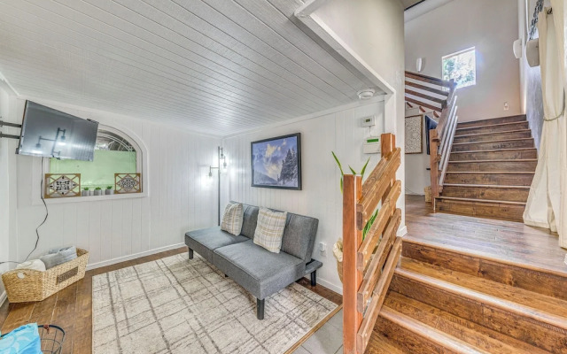 Ruidoso Home w/ Loft & Private Hot Tub