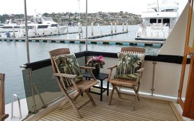 Dockside Yacht Lodging