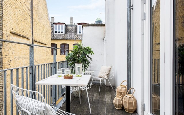 Sanders Leaves - Chic 3-bdr Apt With City View