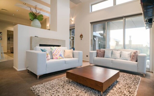 Karaka Luxury Vacation Home with Pool