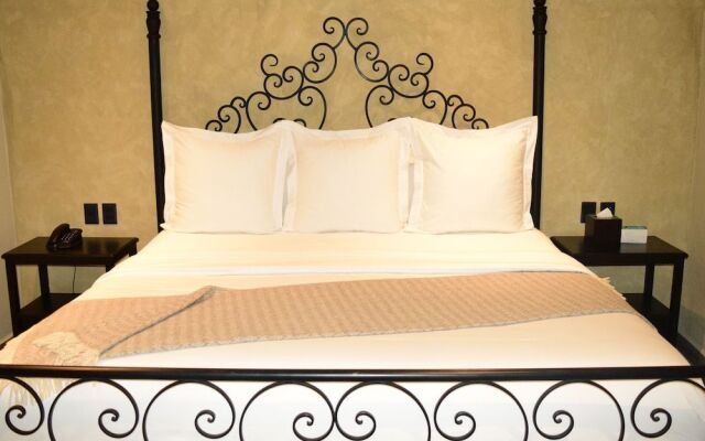 Hotel Bouquet (Adults Only)