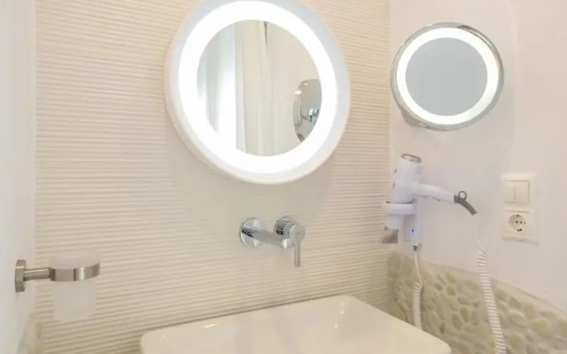 Cyano Suites