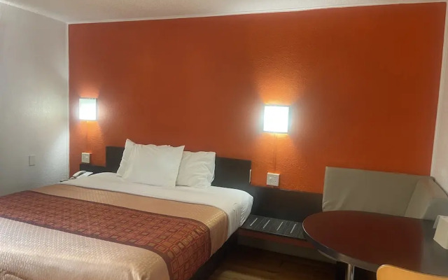 Regal 8 Inn & Suites
