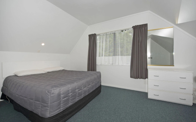 Camellia Court Motel