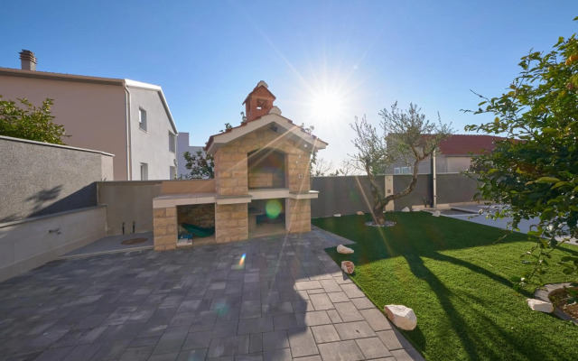 M Entire floor in a spacious house with pool