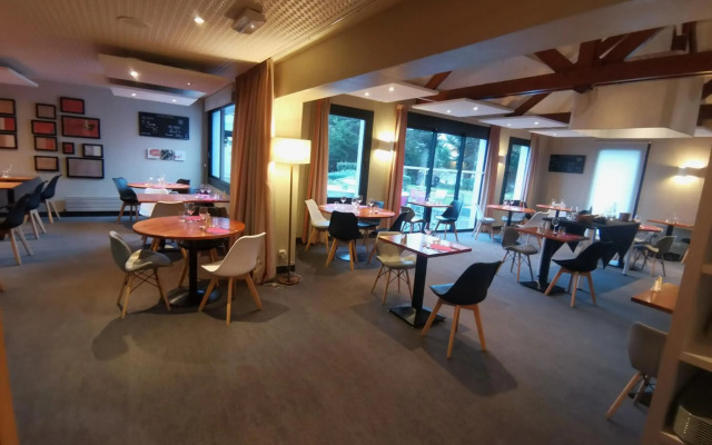 Logis Hôtel Au Chêne Vert
