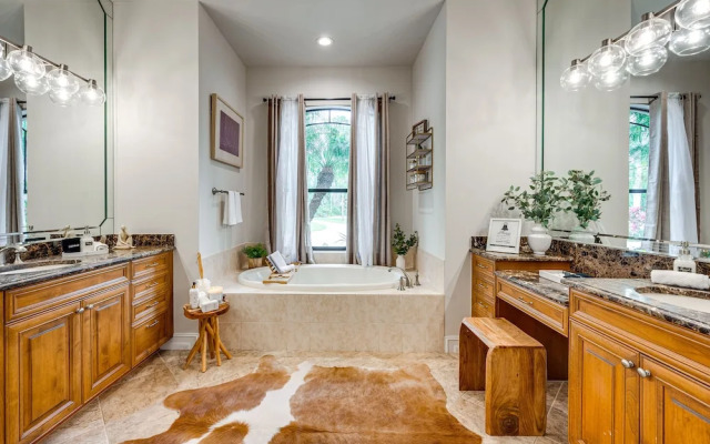 Luxury House With Private Acreage - Near Golfing!