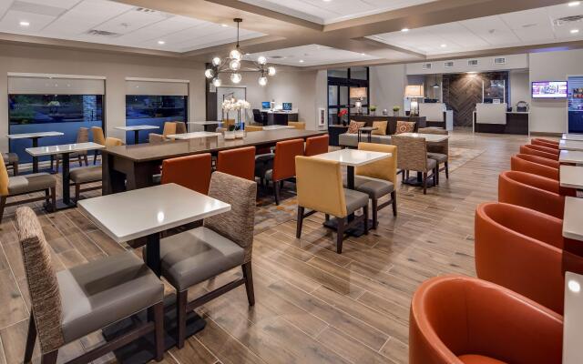 B/W Plus Elizabethtown Inn & Suites