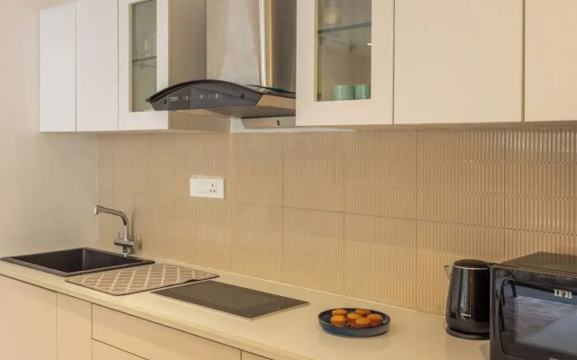 Hidden Gem Luxe Suite w Pool View - 1km to Beach