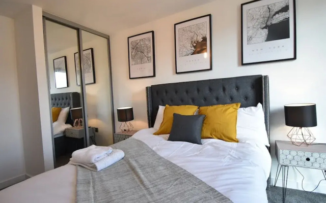 Contemporary Apartment in Sheffield near River