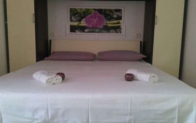 Rest - Comfortable & Close to Center - A1