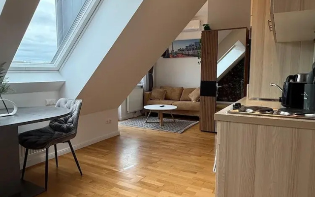 Stylish 1BR Apt Balcony AC City Center