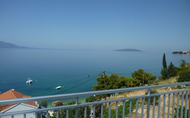 Kate - 20m From the Beach - A1