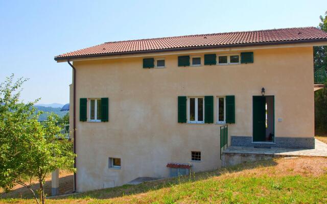 Stunning Cottage in Sesta Godano with Balcony