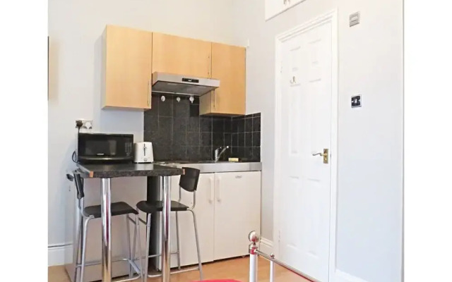 Quiet and Convenient Studio for 2 in London