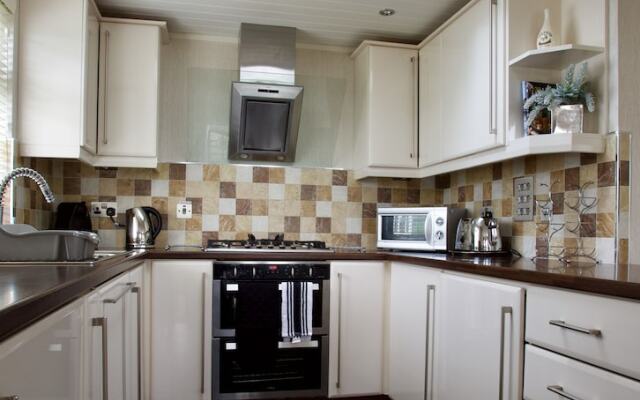 Beautiful 2-bed Lodge With hot tub and Saunain Ely