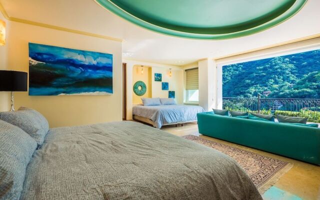 Penthouse With Amazing Views, and Luxury Throughout