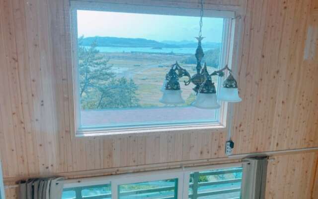 Yeosu Banditbul Hwangto Pension