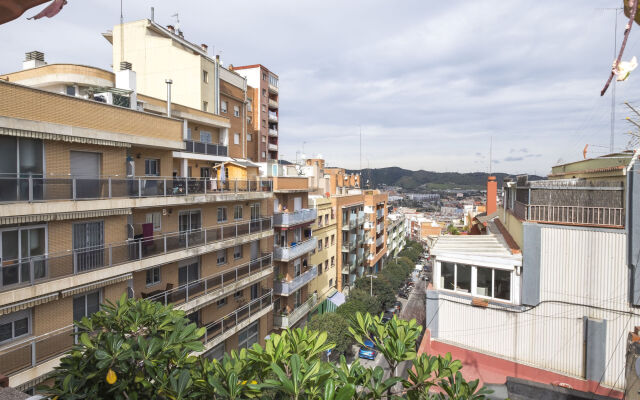 Atico con terraza y Barbacoa, junto linea Metro de BCN