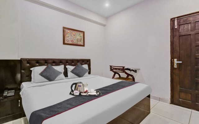 OYO 22425 Hotel Honey Cruise