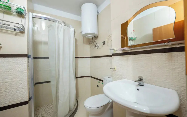 Tirent Apartment - Spacious 2-Bedroom Stay Near Liqeni i Thatë