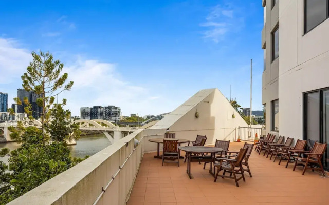 Central Brisbane Studio With Stunning River Views