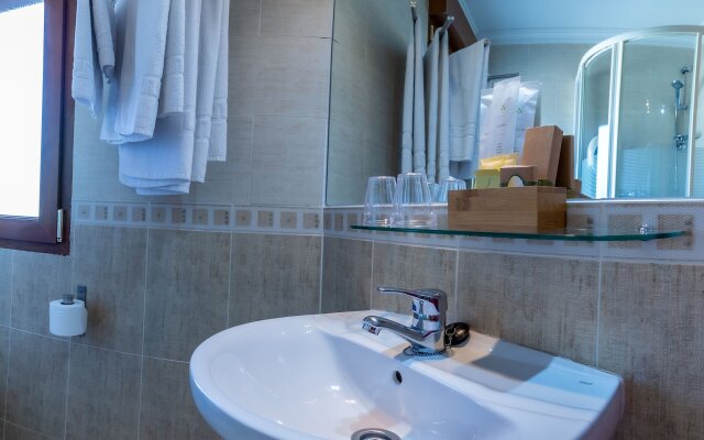 Hostal Rural El Caño by Viverestays