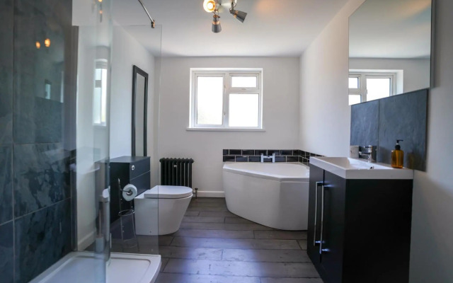 Planet St - Whole House with Parking