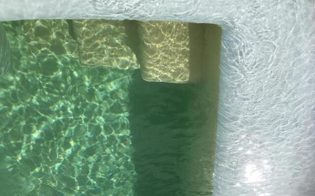 Chez Alice,Simplicite Et Petite Piscine